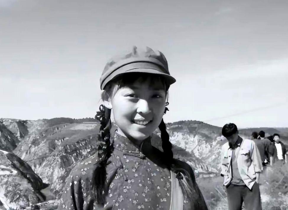 1969年寒冬深夜，陕北延安后郭家塬大队的公社办公室内，女知青张梅香被副主任黄书