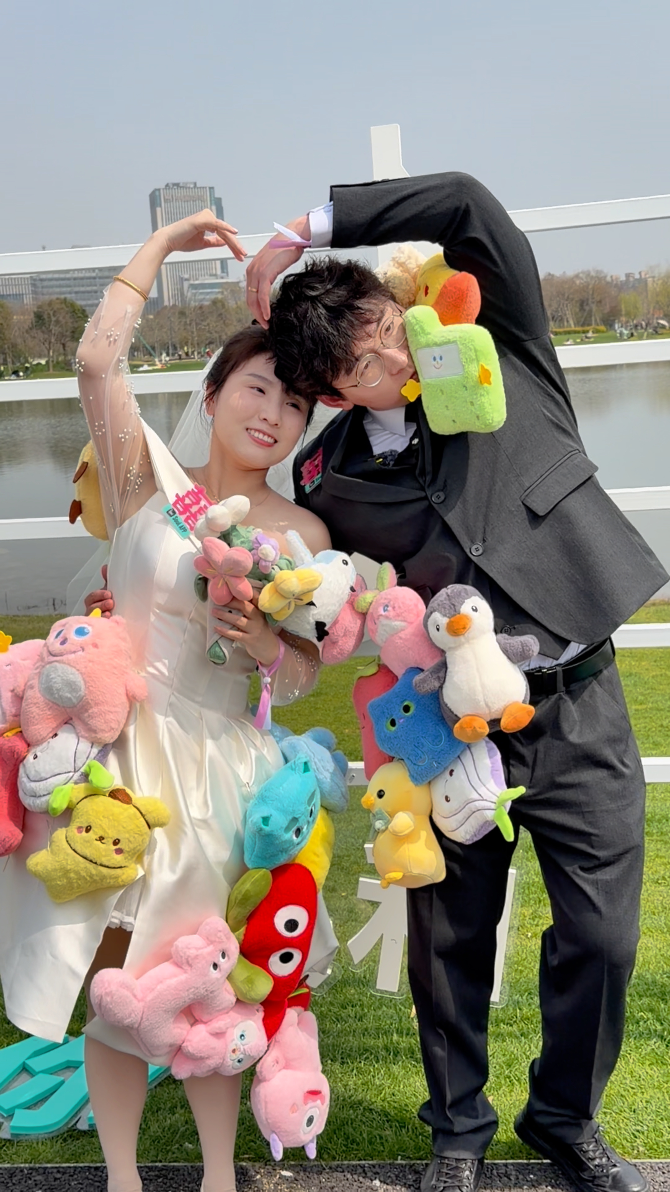 被浦东集体婚礼治愈上海浦东举办集体婚礼 Soul协办这场盛典，100对新人因共同