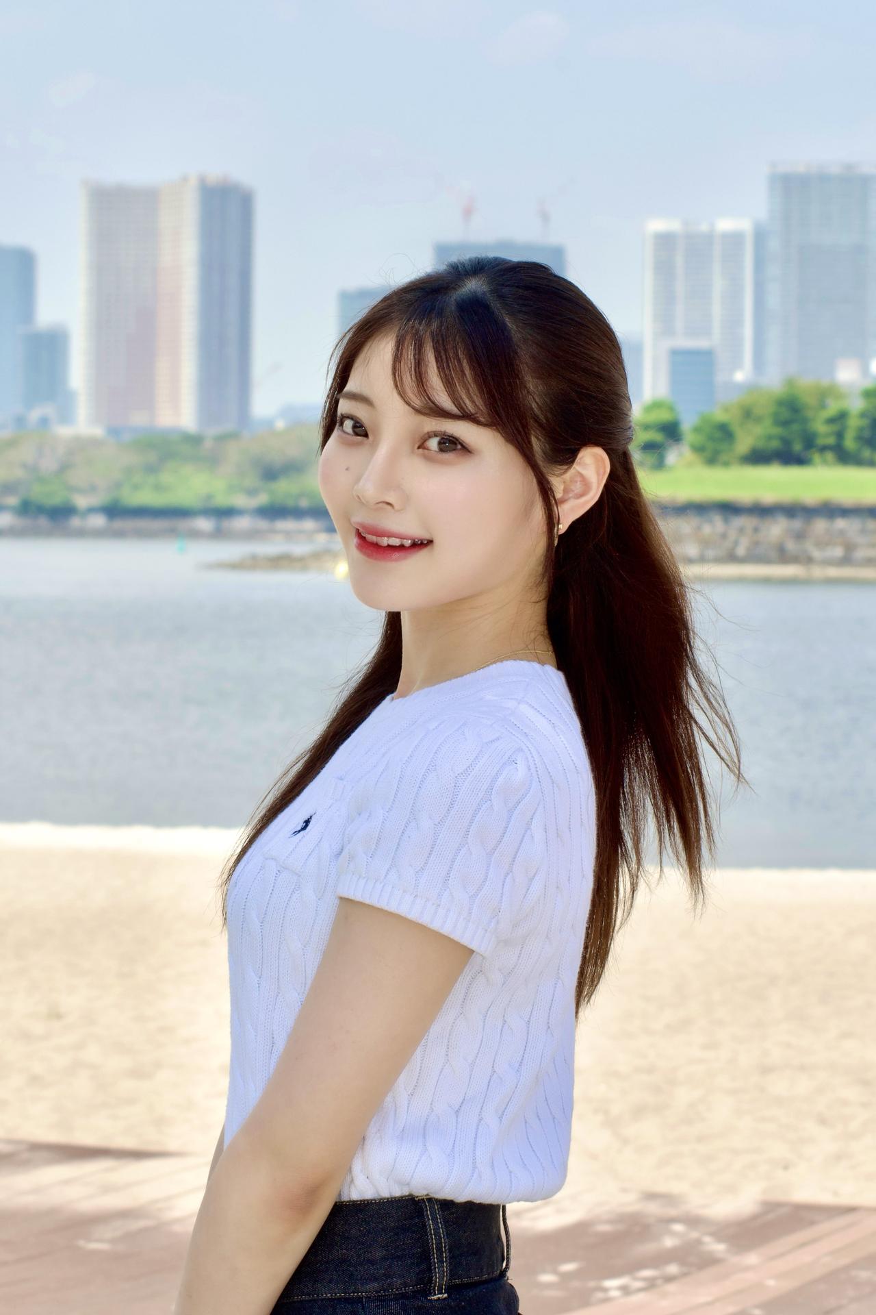 海边漫步，阳光明媚，少女微笑，城市天际线，美好时光。