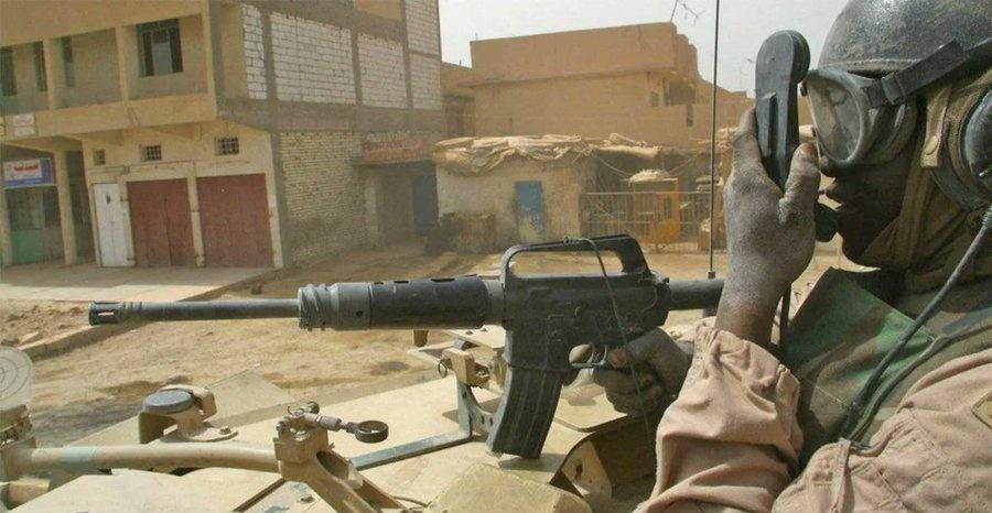 本世纪初，在伊拉克的美军M2布雷德利车组和他们的M231射击孔武器。