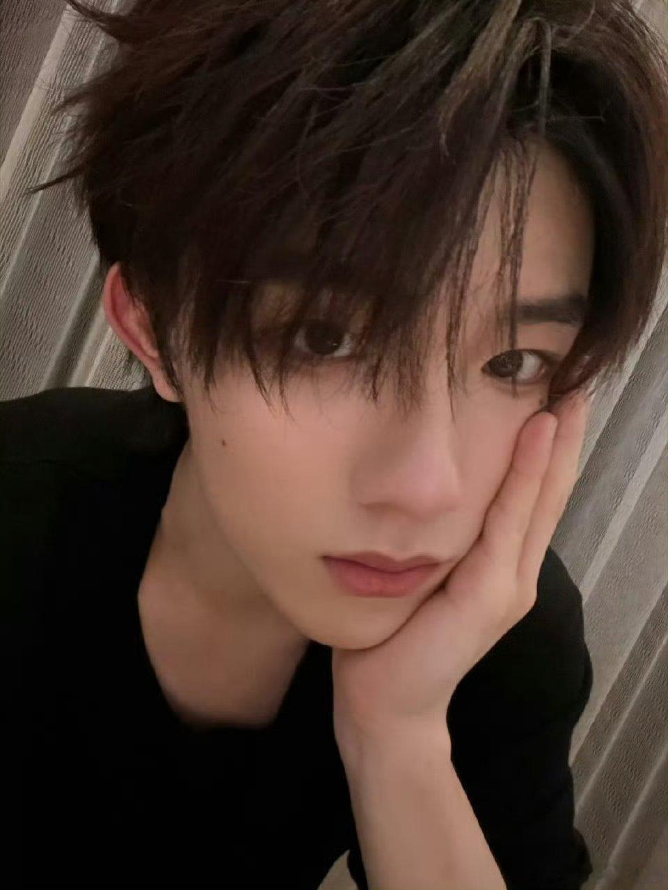 苏新皓彩排直拍每个动作都利落又有劲儿，就算是练习状态也帅到犯规，肢体张力拉满 ​