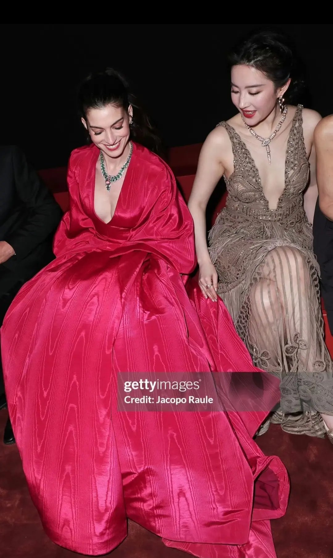 刘亦菲与安妮海瑟薇合照。