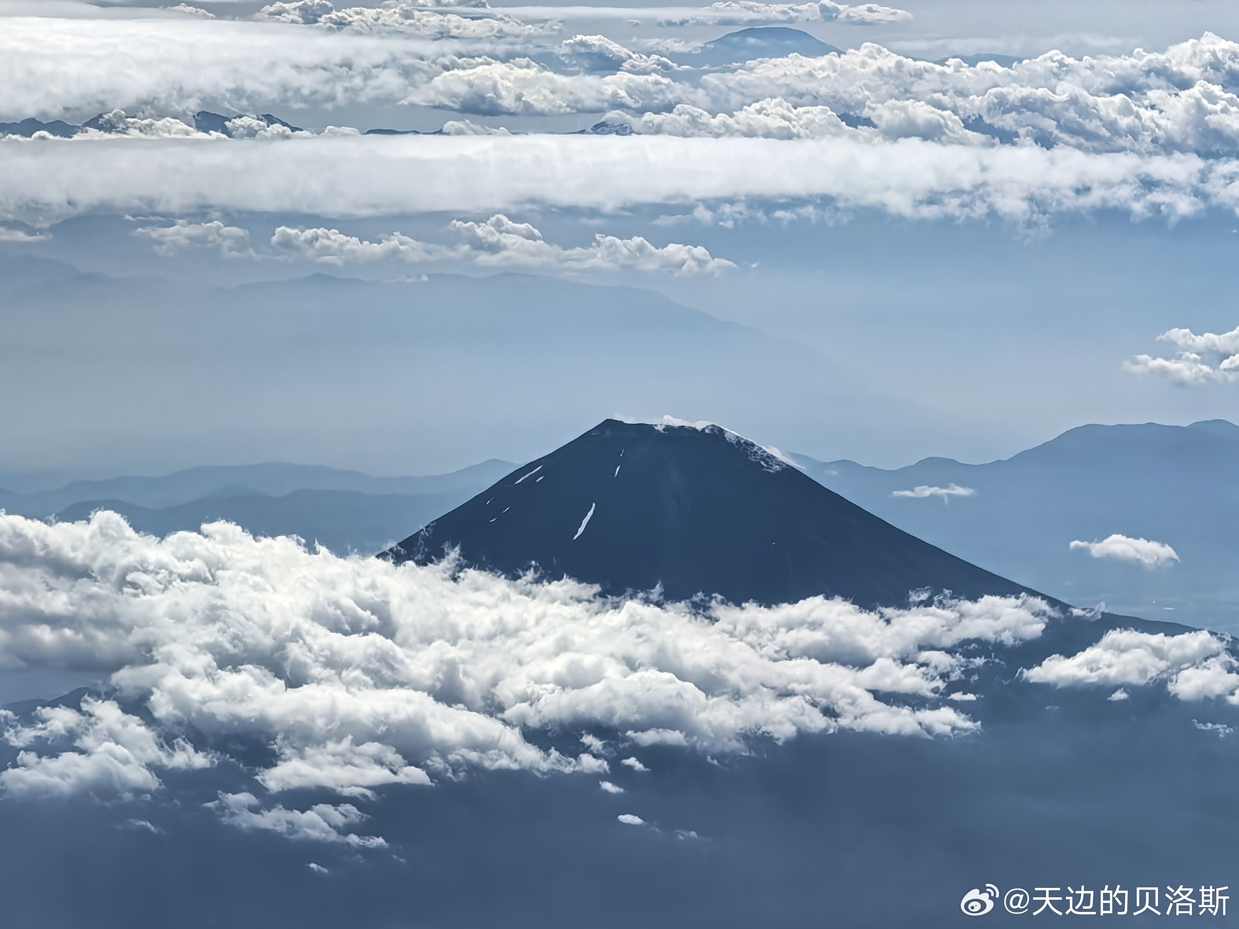 水墨云海富士山 