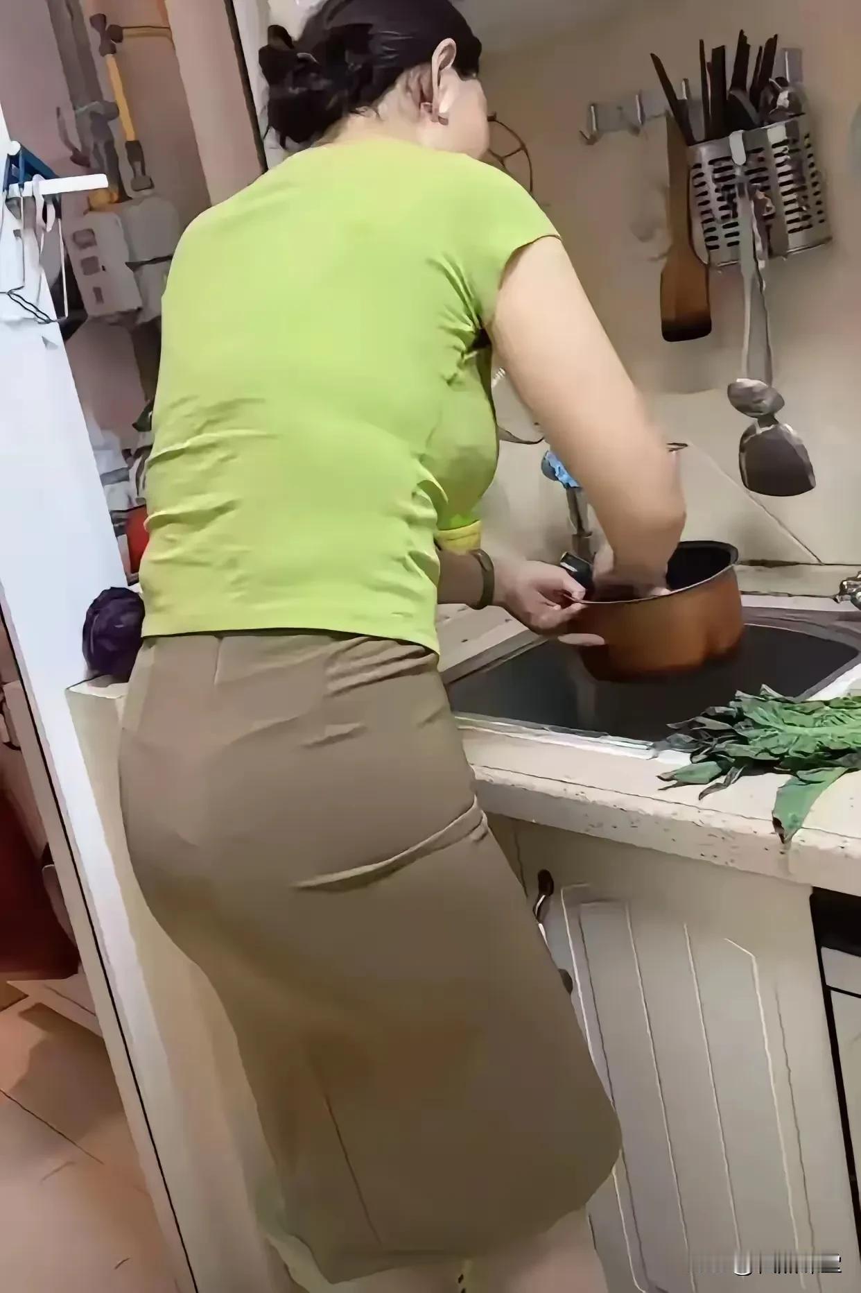 人要一赌上气，就忘记了事情的初衷。#熟女阿姨最迷人##性感黑丝高跟yyds##好