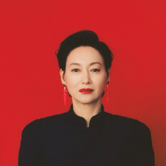 惠英红曾曝心里满是自卑自卑是什么？是金像奖奖杯底下垫的纸，是她片酬最低时咬牙拍的