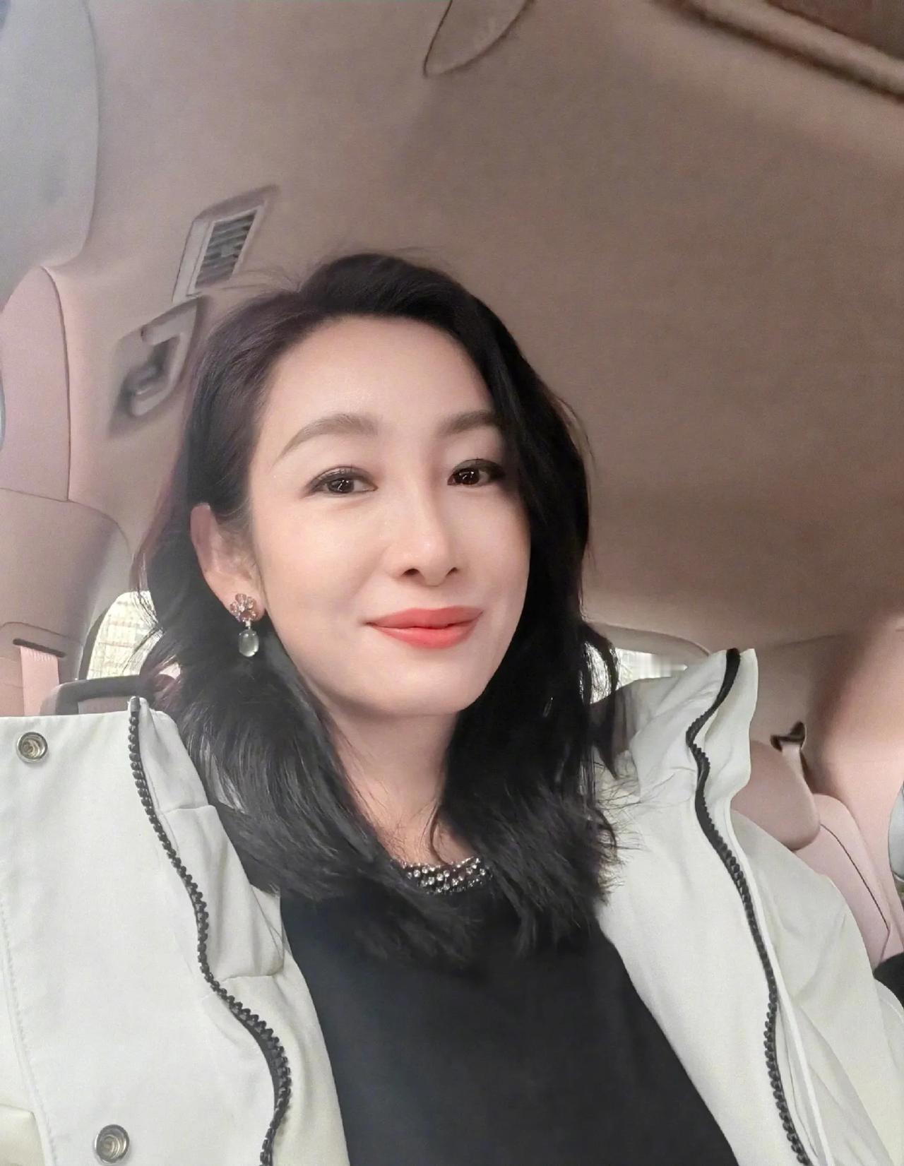 秦海璐厨艺太棒了！把剩菜剩饭掺一起再盖个煎蛋，一盘色香味俱全的盖浇饭就出来了。真