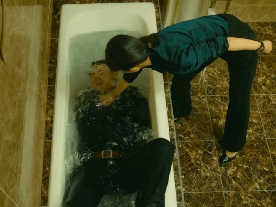 幂和头在电影里一直在斗雷佳音一直被幂打哈哈哈，只有酱园弄里不是！ 