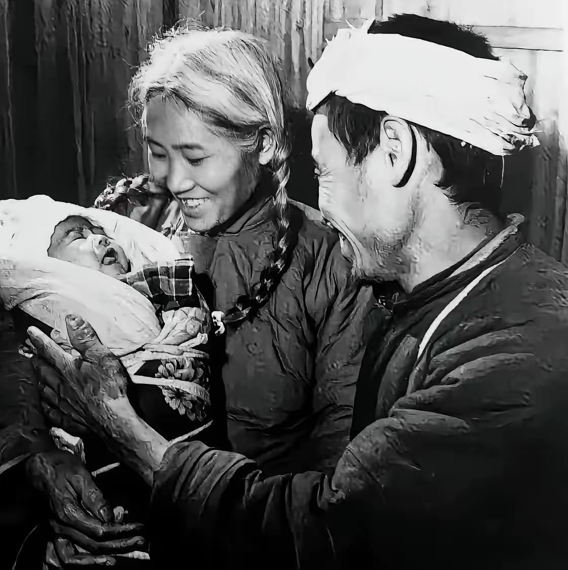 上世纪50年代，四川宜宾几个村民，结伴上山砍柴。突然，有人惊恐地大喊：“快看！野