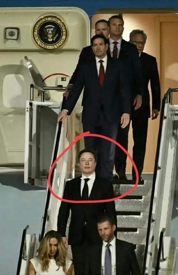 出场顺序藏着政治密码？特朗普访华这一幕有深意
看到特朗普下飞机的出场顺序，不少人