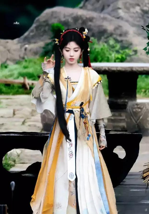 鞠婧祎着鹅黄色上衣灵动可爱 ，嘟嘴卖萌少女感十足 ​​​