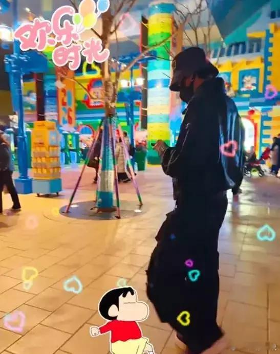 文亦娱乐张若昀唐艺昕带女儿逛乐高乐园被偶遇！画面温馨有爱 