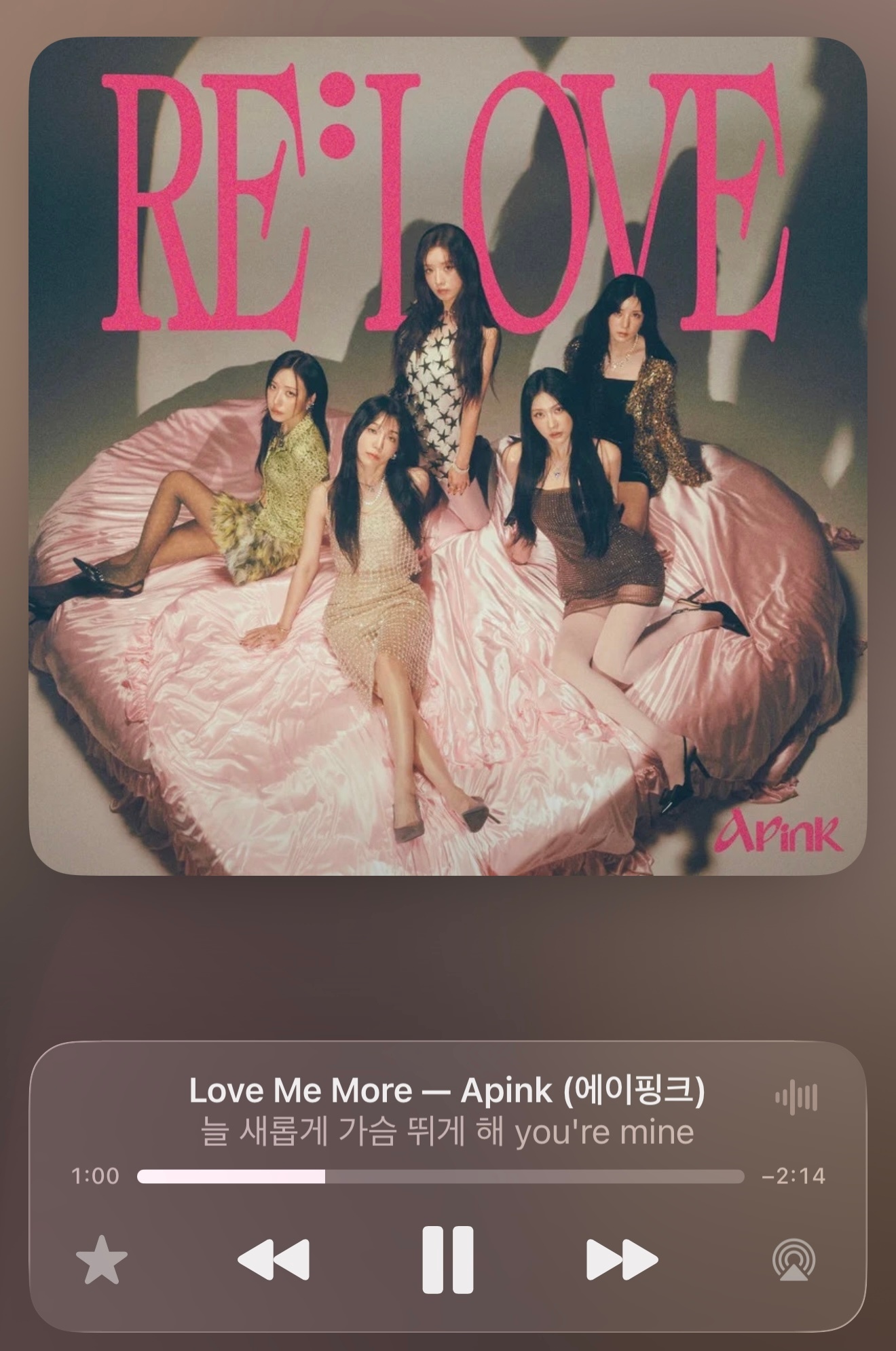 世界弯弯绕绕还得回到千禧年审美，Apink新歌《love me more》完全经