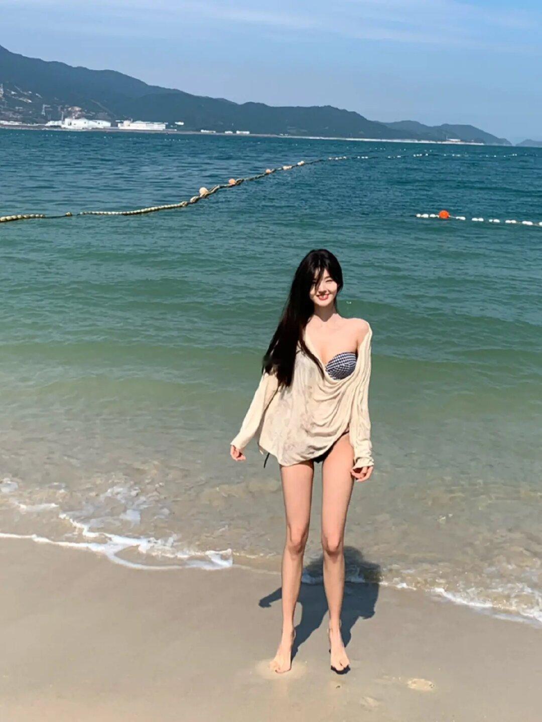 无所谓，研三肝论文也可以抽空当海边辣妹！