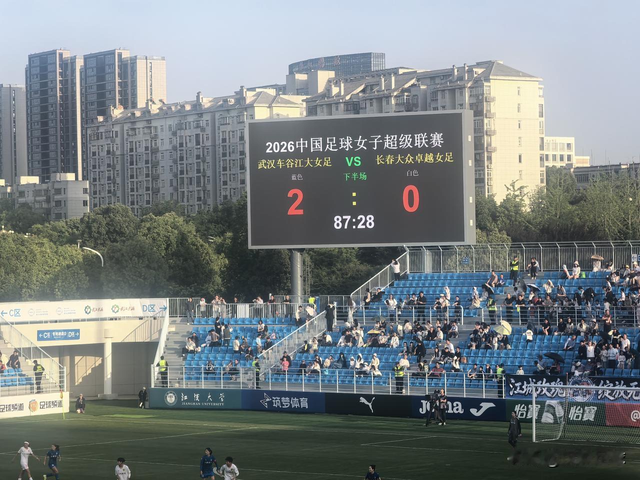 2026女超联赛主场首战，武汉车谷江大取得开门红！凭借上半场王霜的进球和下半场邓