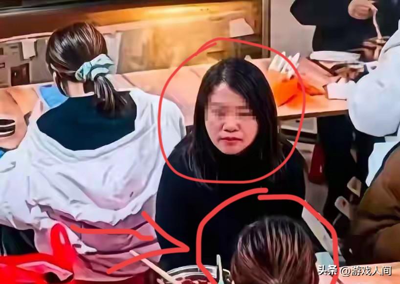 大家发现了吗？

泼螺蛳粉汤的这名女子，连续泼了两次可是坐她对面的闺蜜却无动于衷