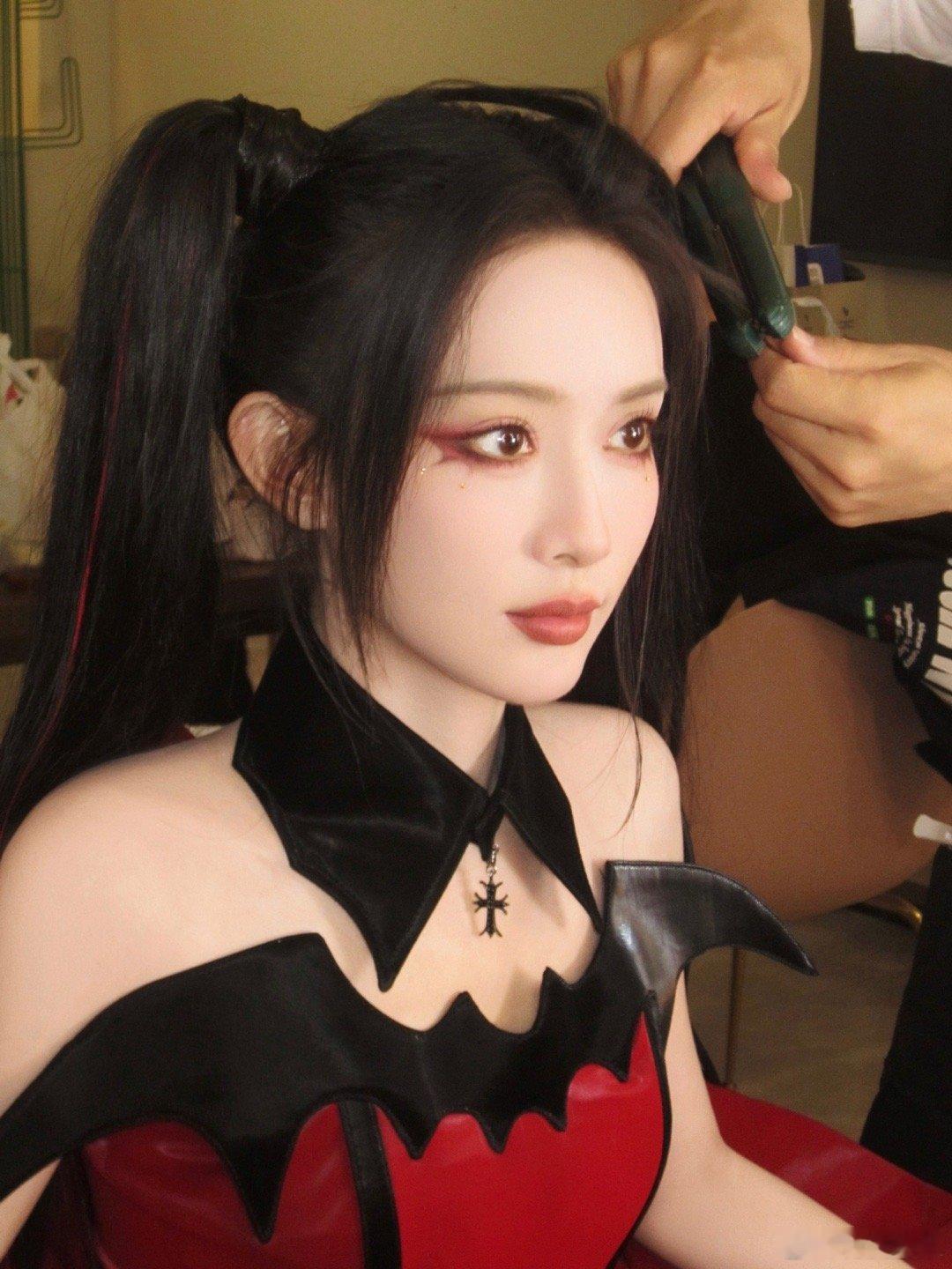 孟子义cos月咏歌呗 孟子义分享花絮照啦～说小时候追漫就很喜欢歌呗，生日之际穿梭