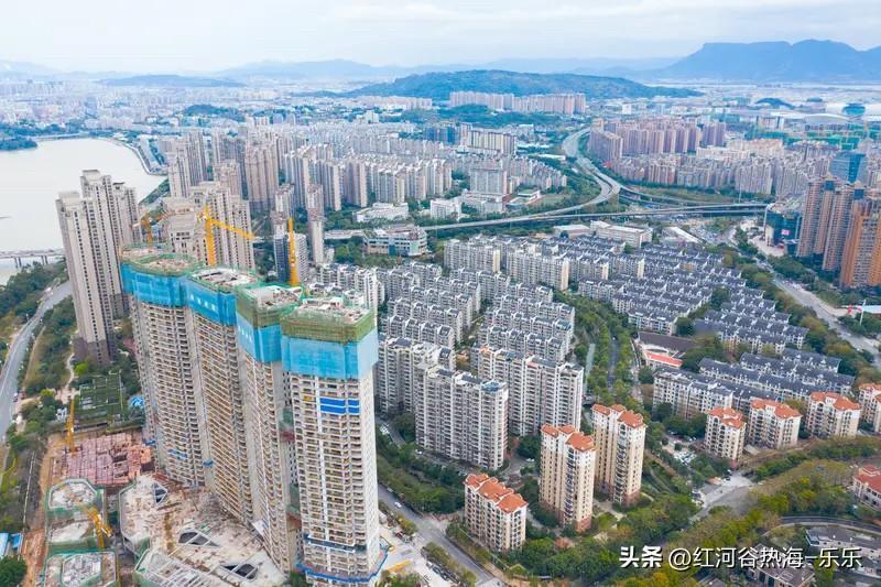 厦门房价现在下跌也是属于正常的事情了。
厦门楼市在过去的2025年12月里面，厦