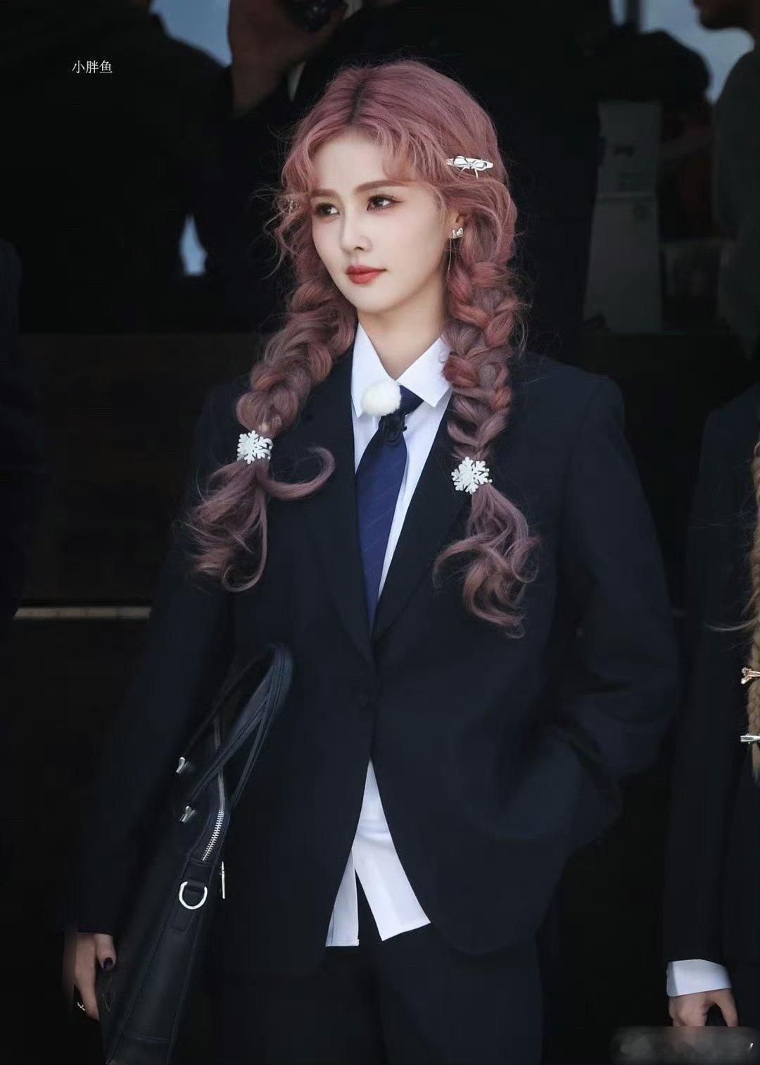 王楚然玩白鹿的辫子 这样可爱的白梦妍女士，谁能忍住不ruarua，萌化了[羞嗒嗒