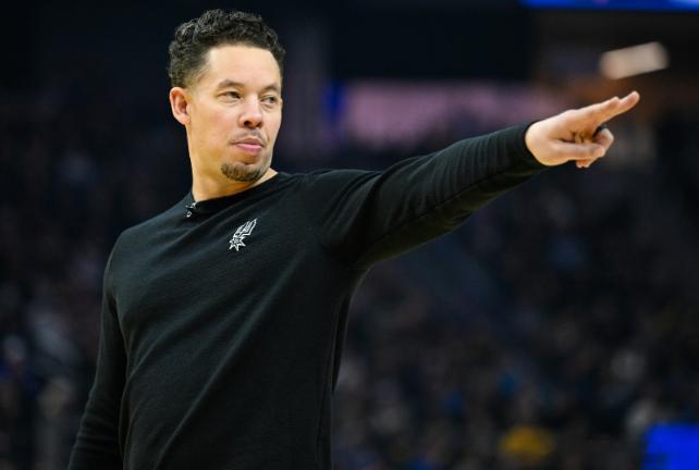 NBA常规赛，马刺客场132-104大胜国王。赛后，文班接受了采访，谈到了主教练