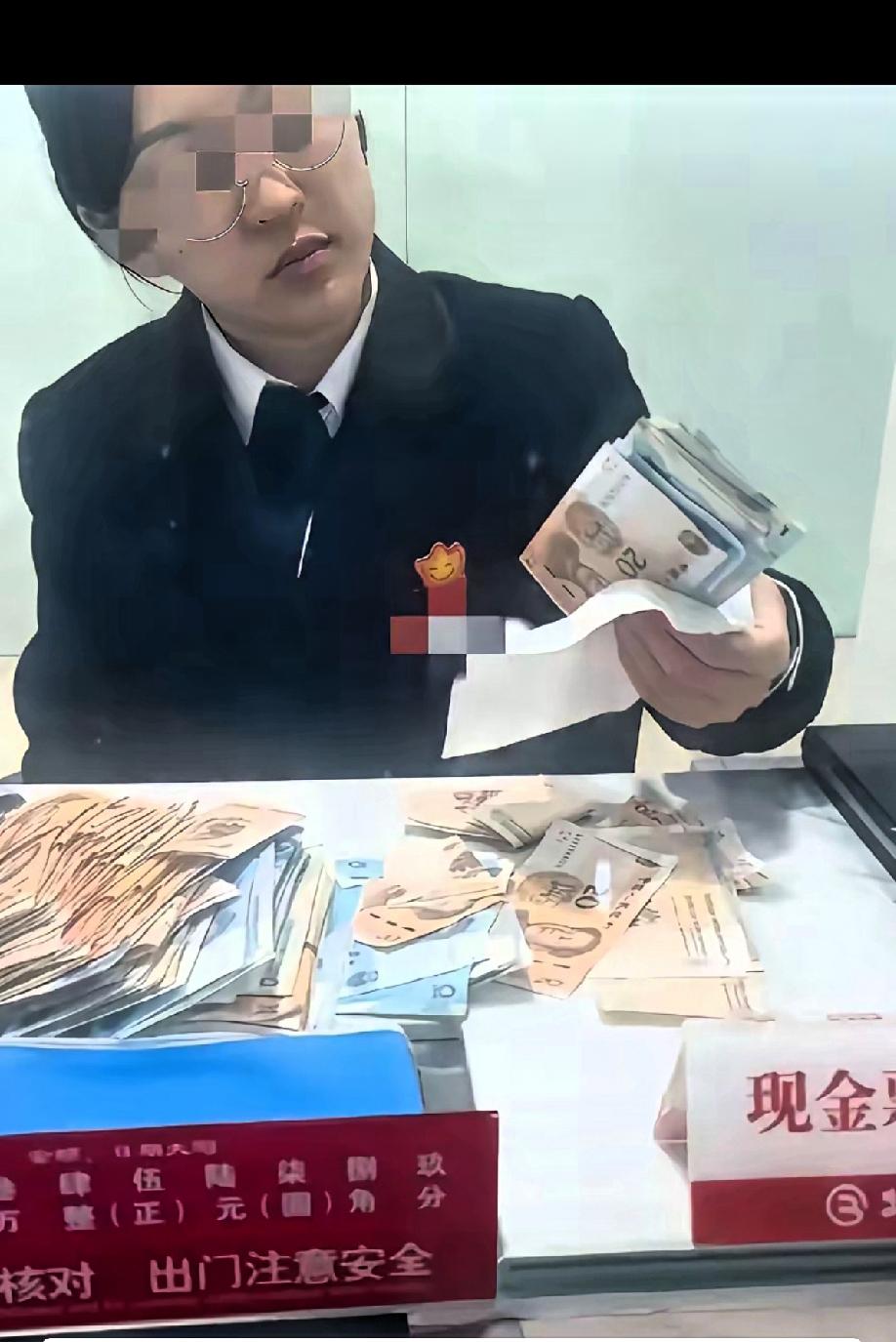 奇葩事，怪事多！这哪是干活，是？？？
这个银行工作人员嫌弃钱脏，数钱的时候居然用