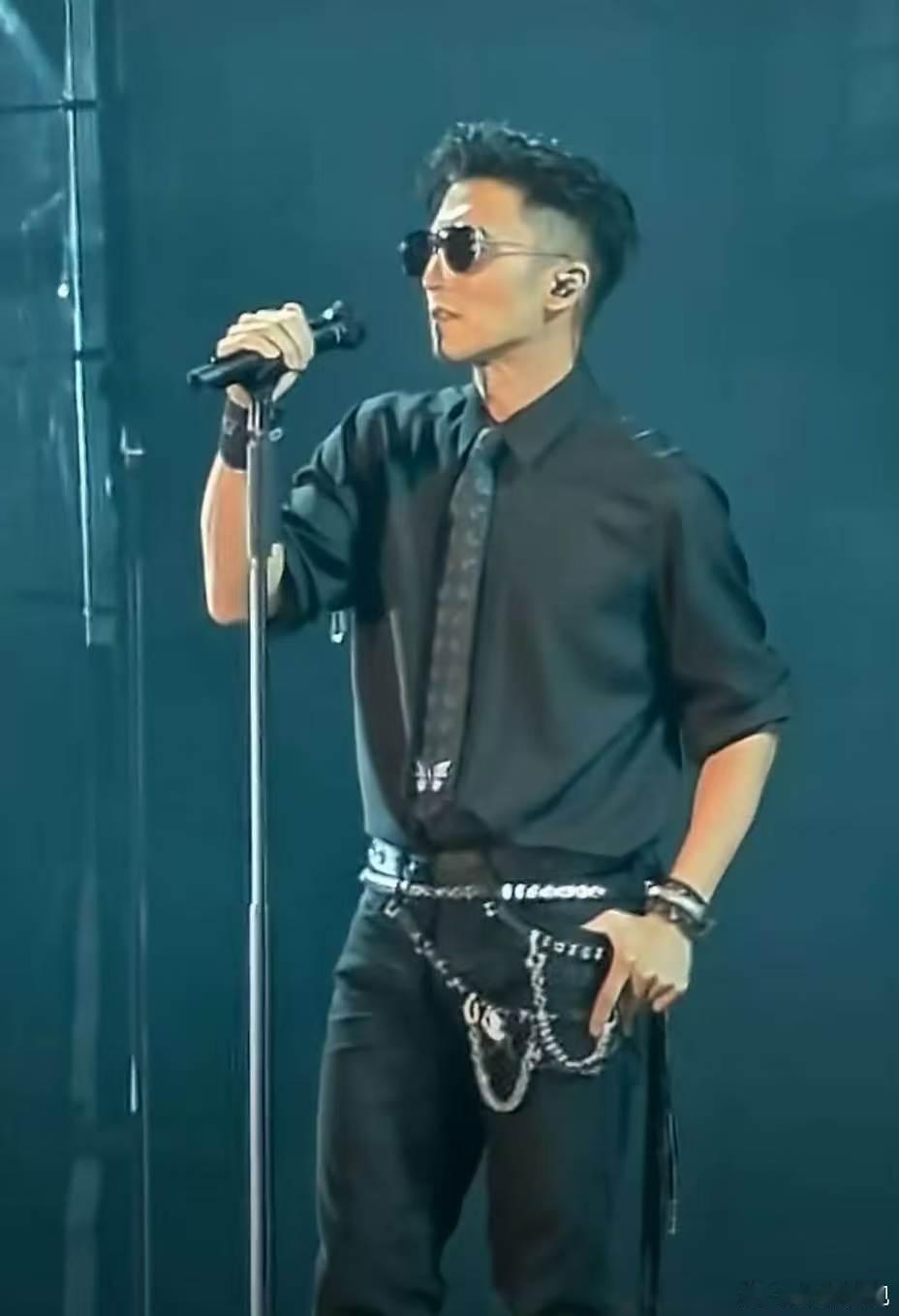 谢霆锋青岛演唱会上座率 谢霆锋青岛站状态拉满，全场座无虚席！这不仅是一场情怀的狂