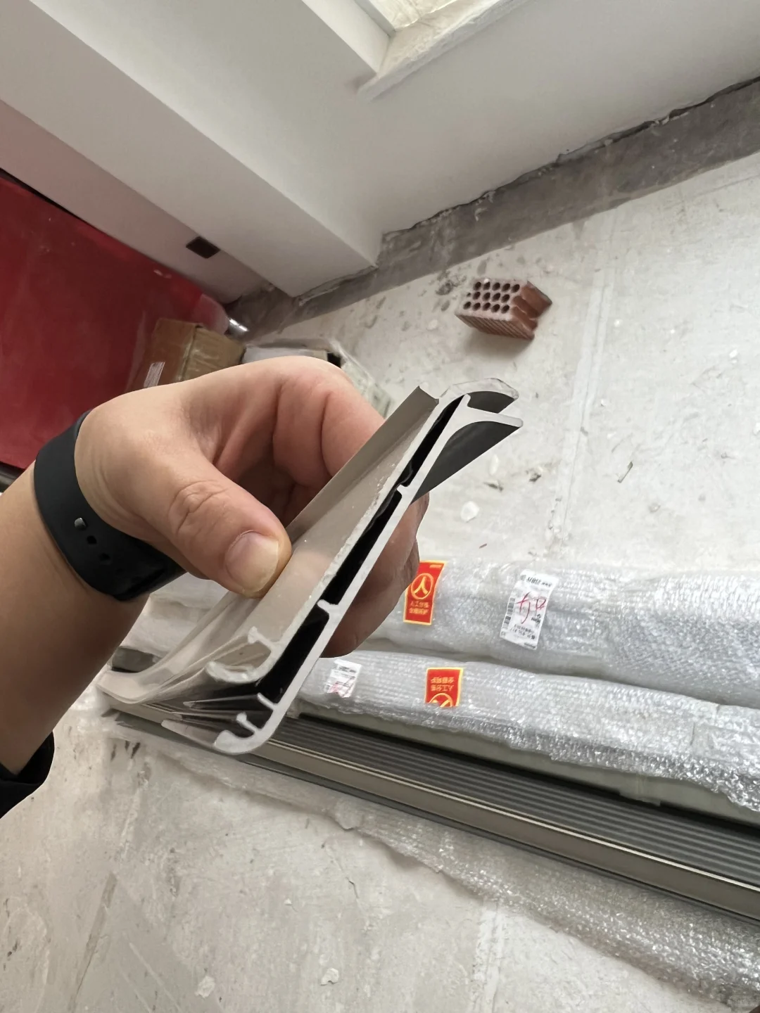 铲油漆、对比许多的铝合金踢脚线可以安装了