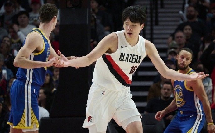 #杨瀚森或能参加NBA全明星新秀赛# 近日开拓者队记在球队的官方播客中提到了杨瀚