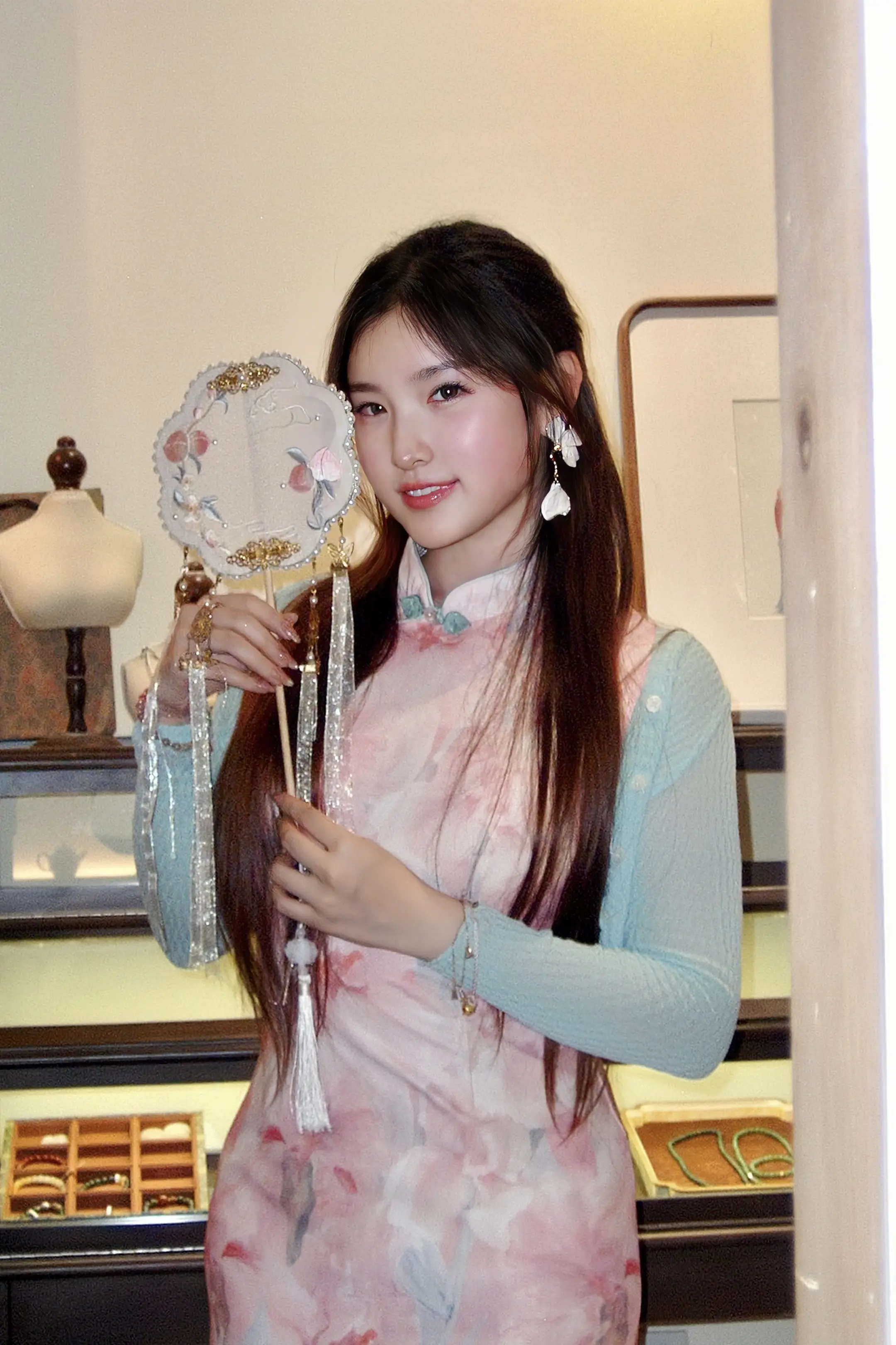 回复  总有人喜欢对女生的外貌指指点点。  嫌你太瘦、嫌你太胖， 说你...