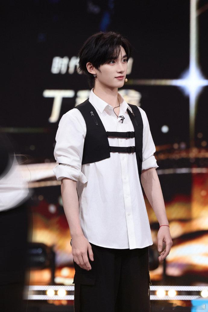 丁程鑫镜头感 你好星期六丁程鑫舞台表现力绝了！一秒找准镜头，舞蹈衔接自然，实力与