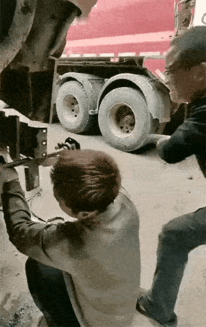 这种活我从来都是看着惊心动魄，这个结果也是预料的，只不过打在头部后果可想而知。