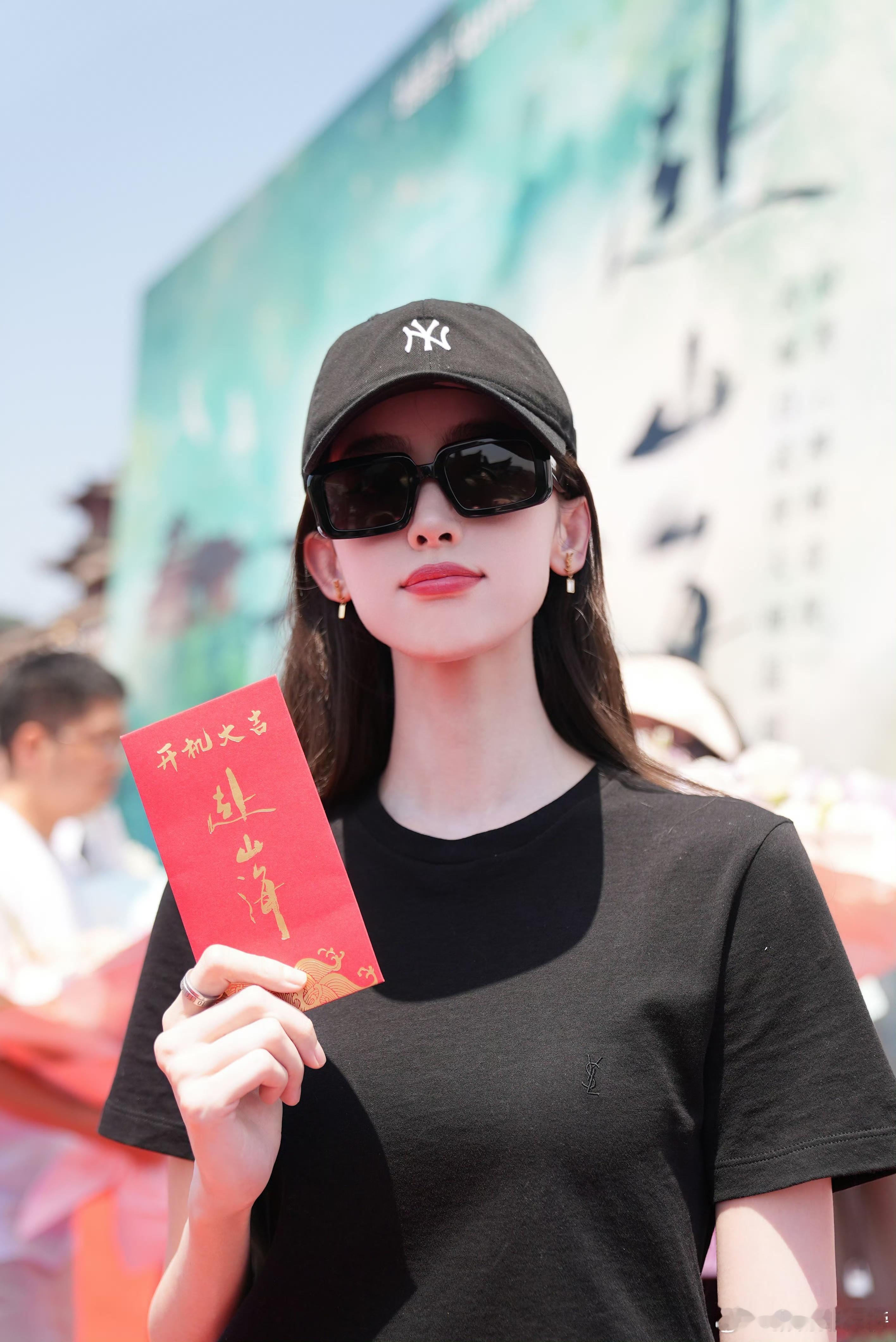 领衔主演娜扎 娜扎的萧雪鱼造型美到心巴上！红衣飒爽、白衣清冷，又美又能打的侠女，