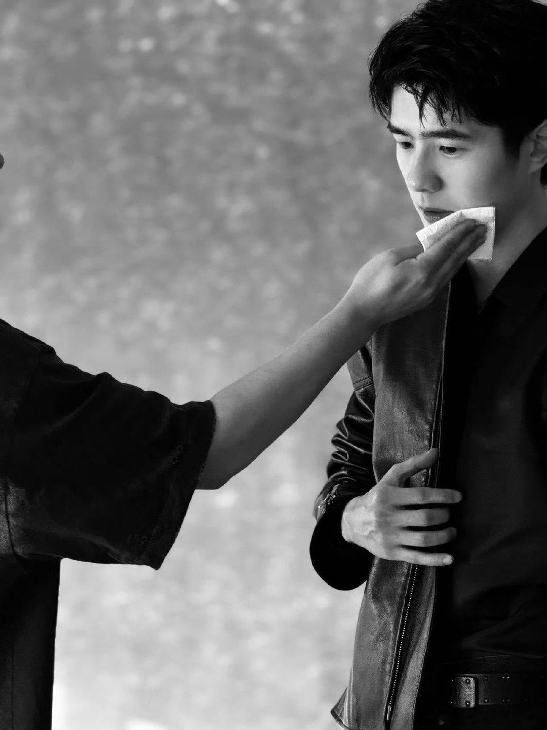 刘昊然黑皮衣杀伤力 穿上黑皮衣的刘昊然，仿佛拥有了神秘的力量。那坚定的眼神，那帅