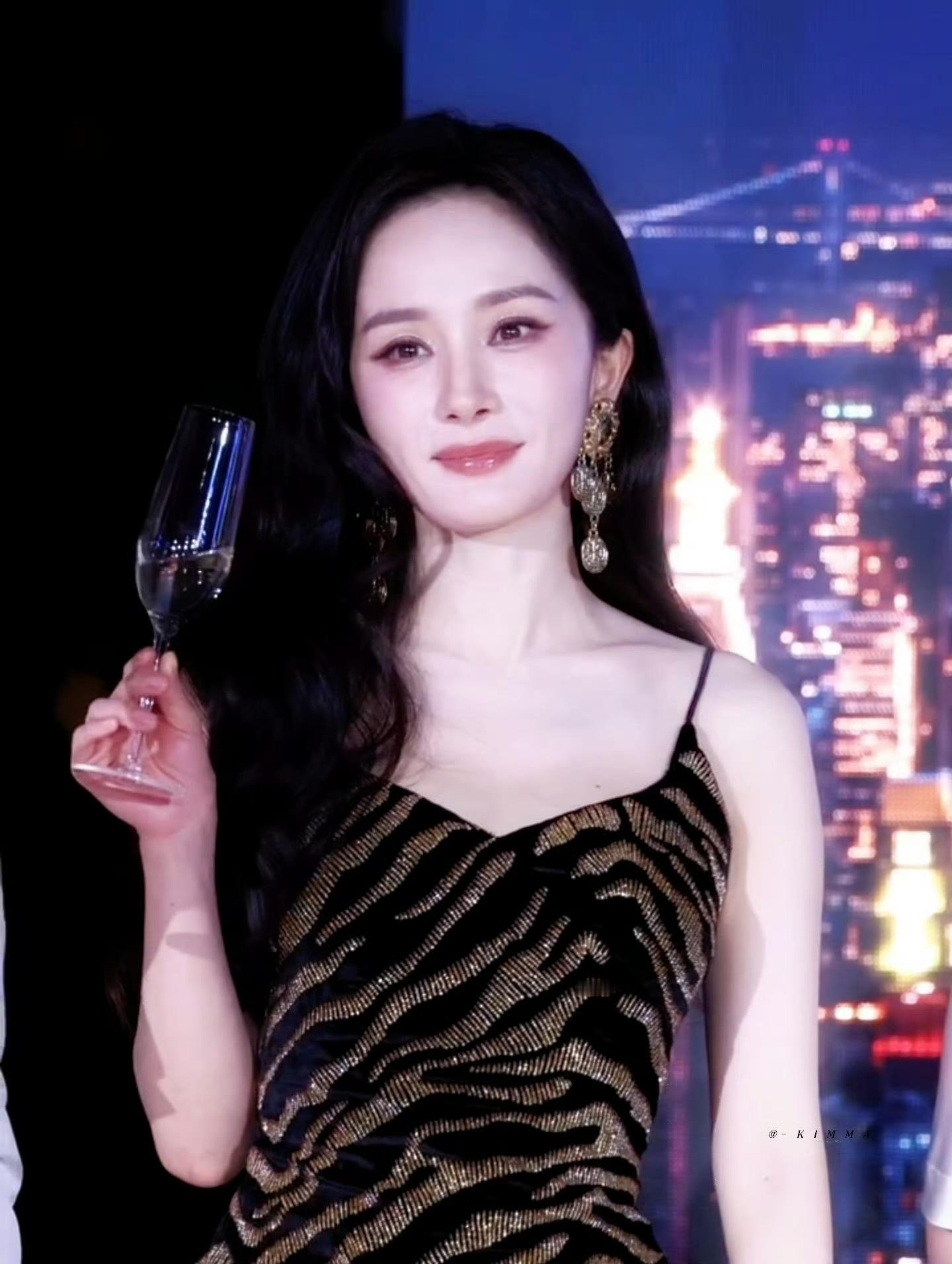 杨幂 花开不设限确定请到杨幂了吗我姐点头了吗这就上热搜了虽然我觉得这个国境线自驾