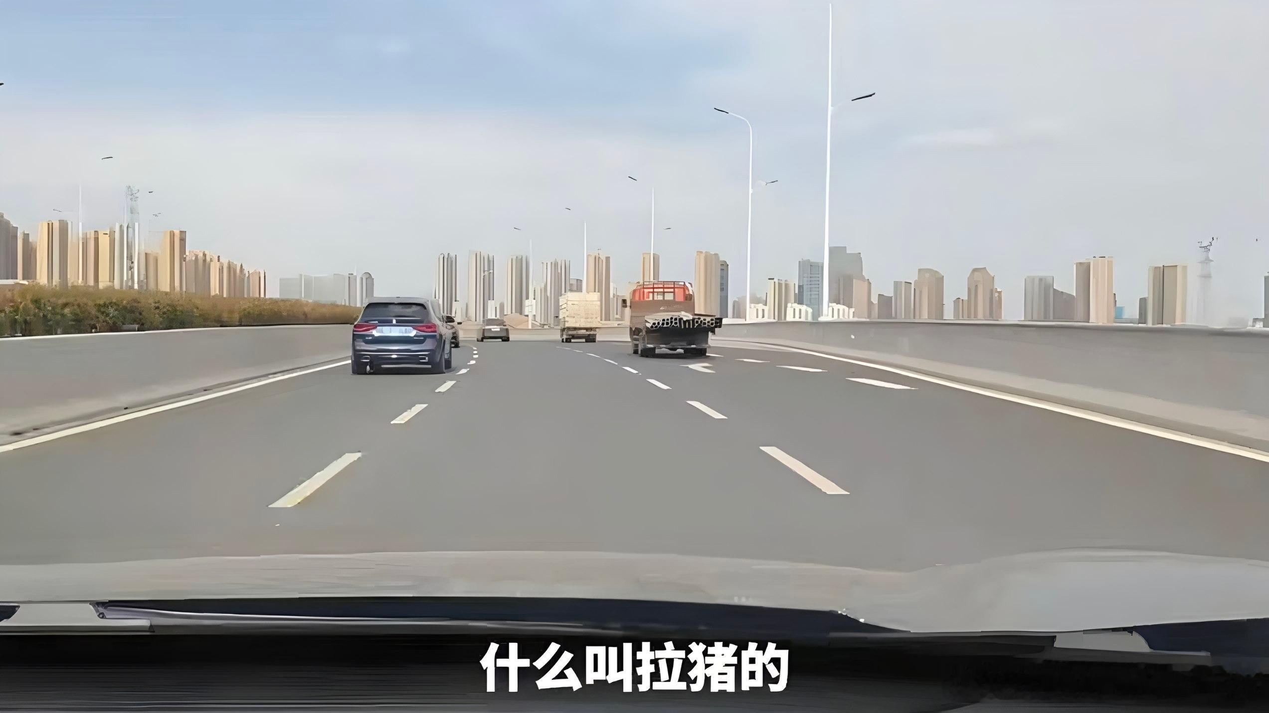 偶然在短视频平台刷到一段儿非常难绷的行车录音，录音中女司机与女乘客贴脸互喷堪称当