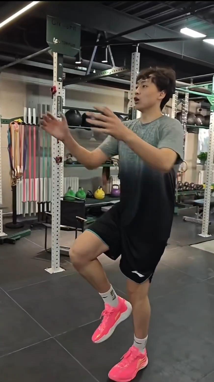 我觉得齐麟的这种体能训练方法不对！他要想真正的提升力量，提高体能储备，以及打球的