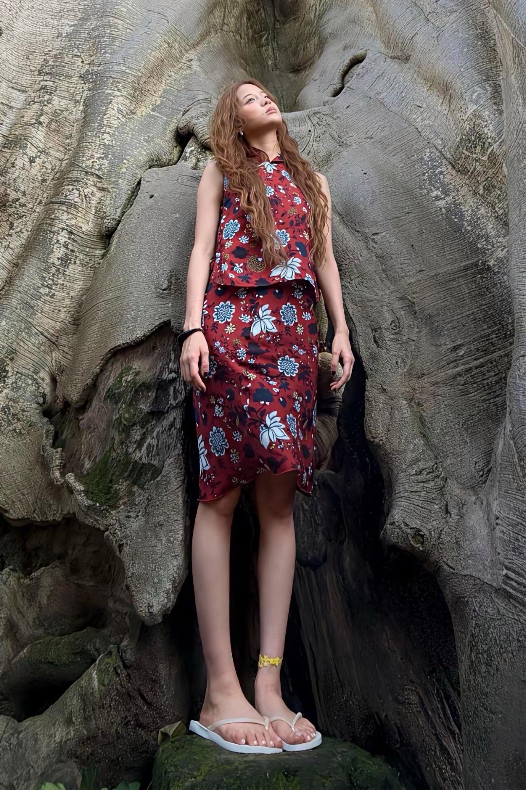 欧阳娜娜真的人美声甜，连纤纤玉足都精致又好看，气质太绝了～ 