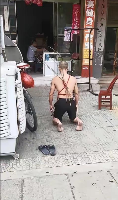 湖北一男子偷了父母 30 多万去赌博，结果输了个精光。事后，他连续一个月负荆请罪