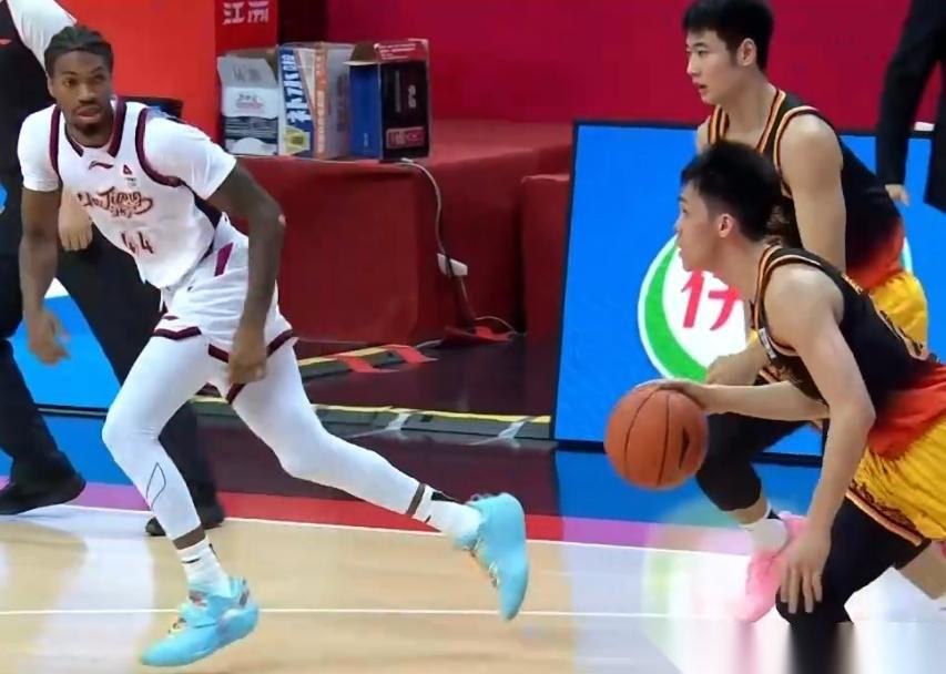 陆文博18+4，庞峥麟18+5，浙江稠州男篮客场战胜江苏豪取六连胜，来到排行榜第