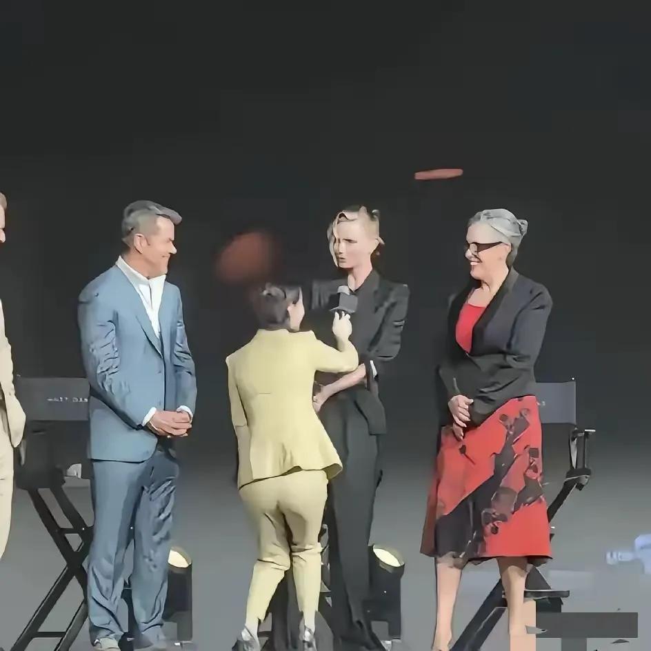 电影《奥德赛》中国首映礼，主持人这姿势太不雅了，尤其是观众都是看到她的背影，完全