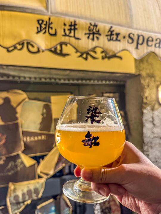 乌鲁木齐！！这家酒吧每天排队！！是有原因的！！