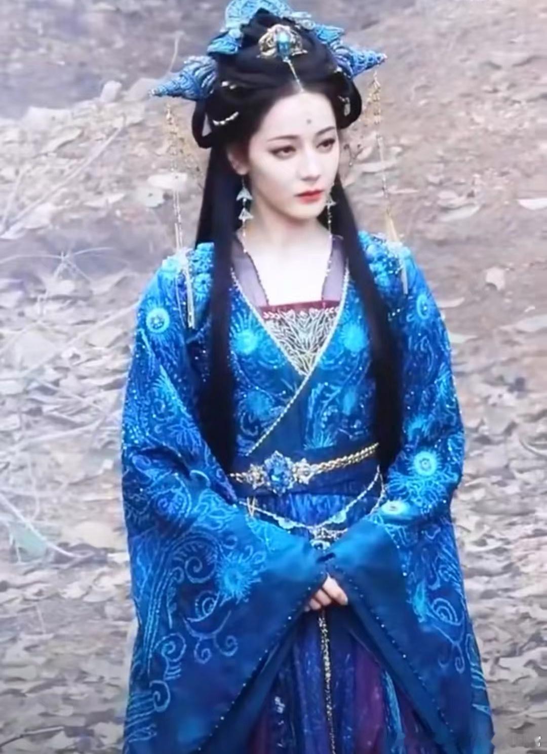 #迪丽热巴慕胥辞路透#《慕胥辞》仙女下凡的迪丽热巴路透来了，贺思慕眼神里透出了霸