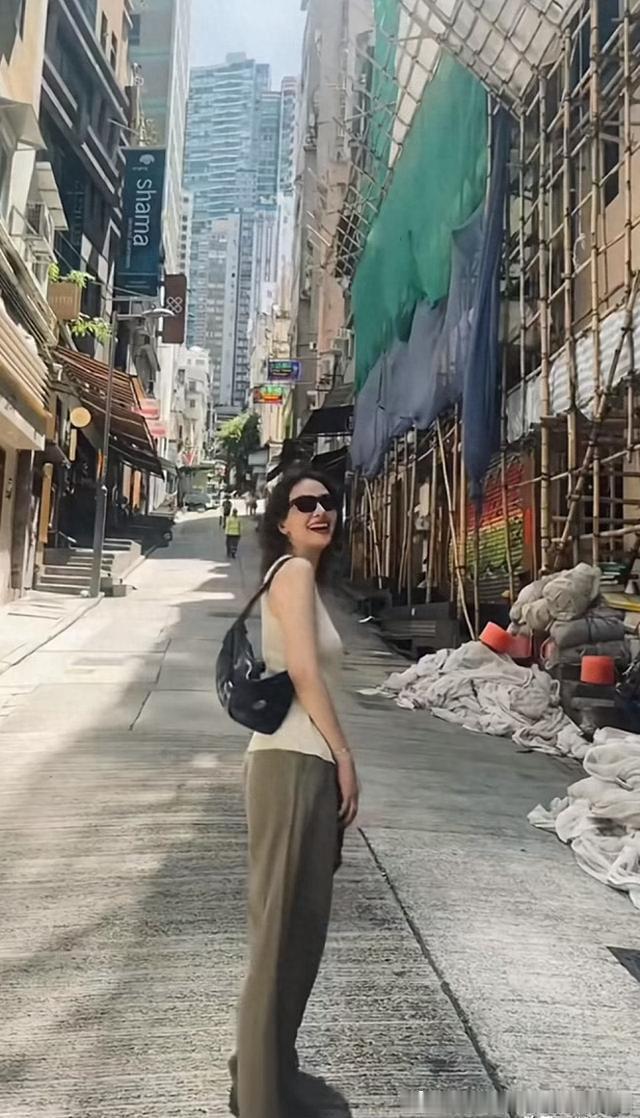 高圆圆香港街拍火了，拒绝滤镜拒绝硬撑，中年女性的松弛感到底有多高级 