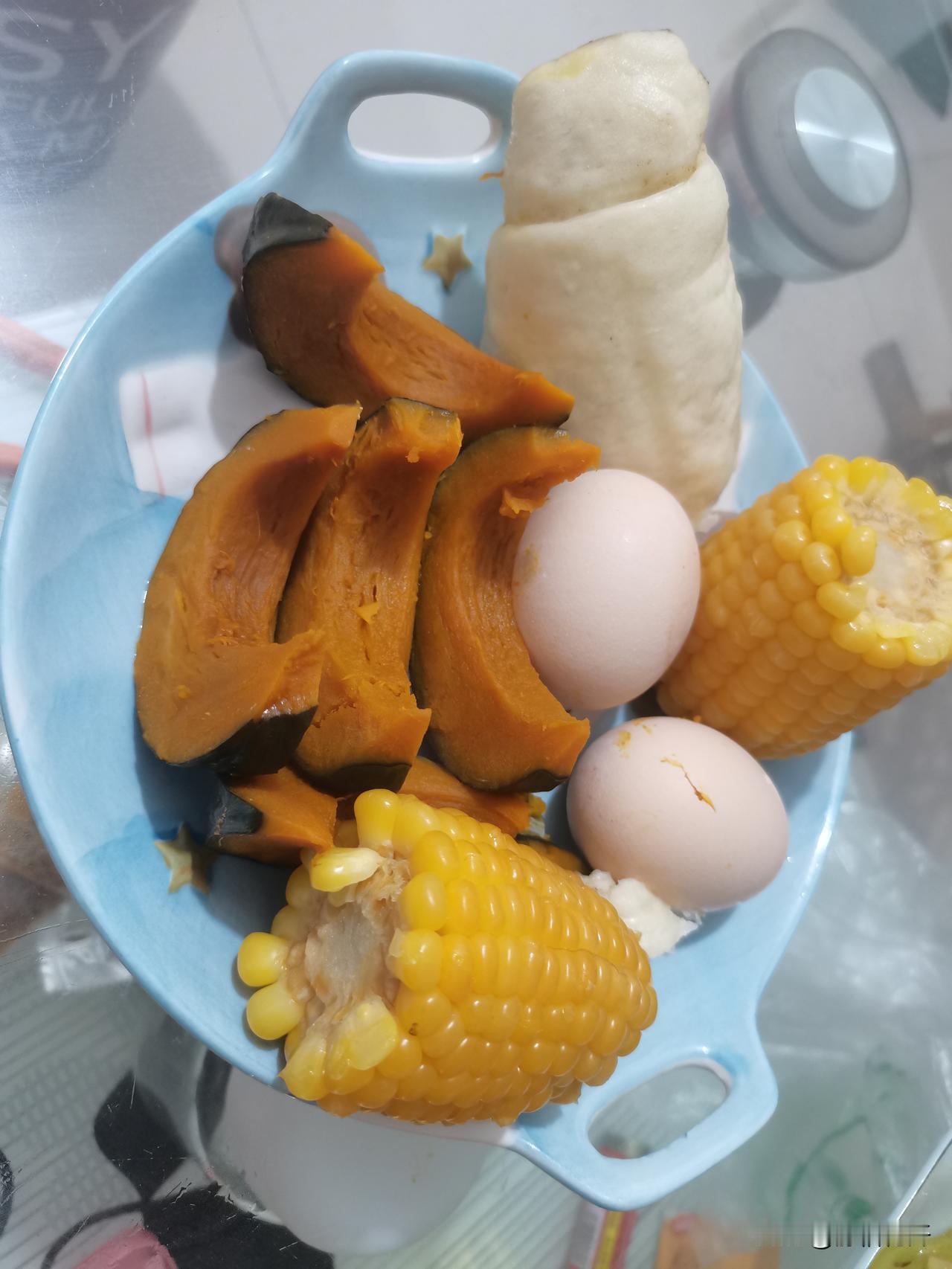 早餐已准备好
就等闺女儿子起来吃了
十几年如一日，每天六点起床做饭
已经把老大送