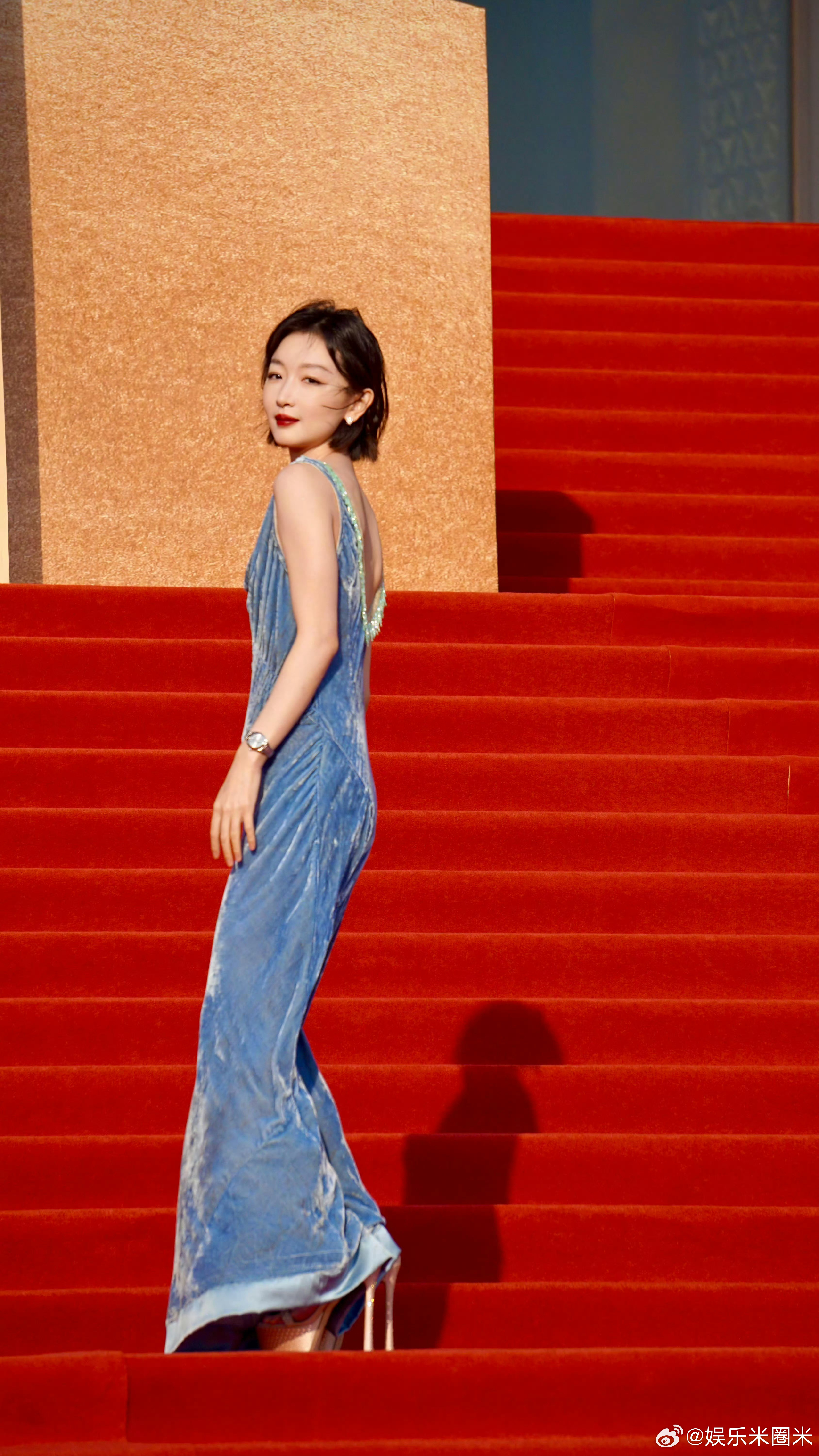 周冬雨下班跑起来了周冬雨下班跑好快 周冬雨这一跑跑出了元气感！裹着披肩还这么灵，