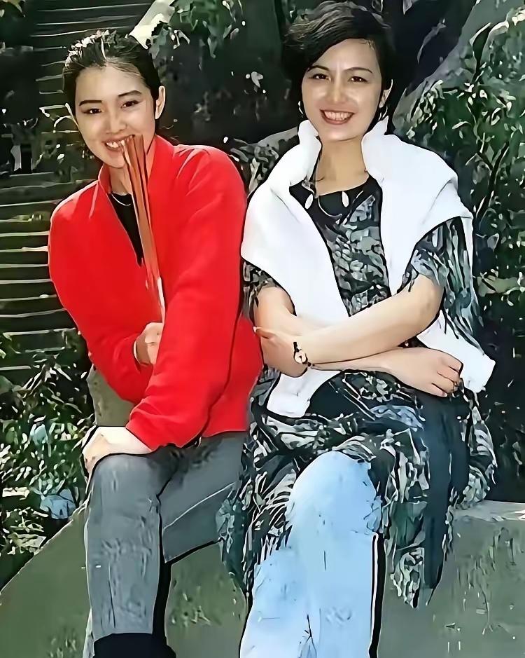 要问我右边那位是谁，我还真不知道、可左边岁这位一眼就能认出是巩琍、对吗？