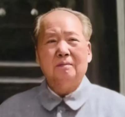 1976年9月8日，毛主席病危，他吃力地握笔写下三道横杠，又敲了三下木床，陪护人