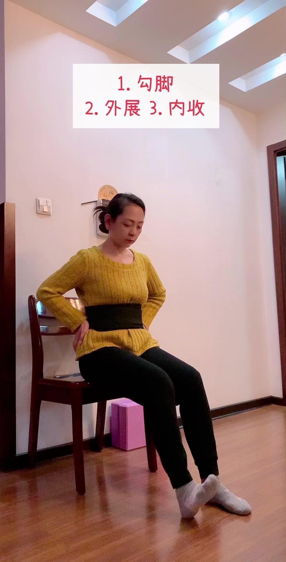 就这么简单，坐着练臀腿的方法分享给你~腰背挺直，勾起脚尖，脚跟在地面滑动，重点训