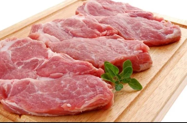 老婆今天买肉被坑了，她一直在生气。去集市买肉，摊主说是粮食喂的猪肉，贵两块一斤，