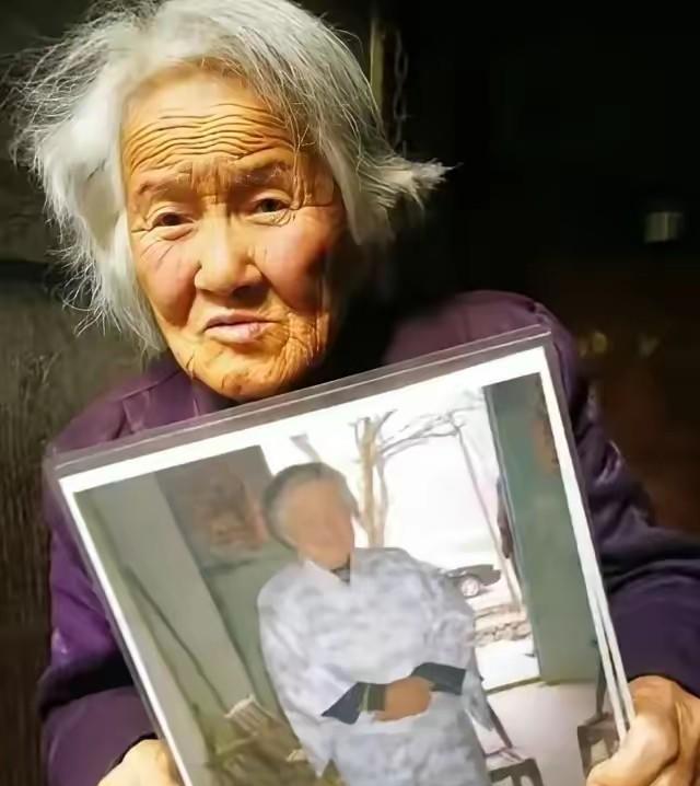 她伪装中国人，操着地道陕南方言，在秦岭深山活了76年，临死前一张照片暴露身份，全
