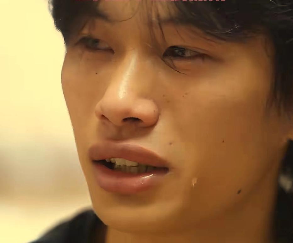 大家都被骗了
别看花小龙
表面那么阳光，他的过往的痛苦对谁都没有提起过

网红花